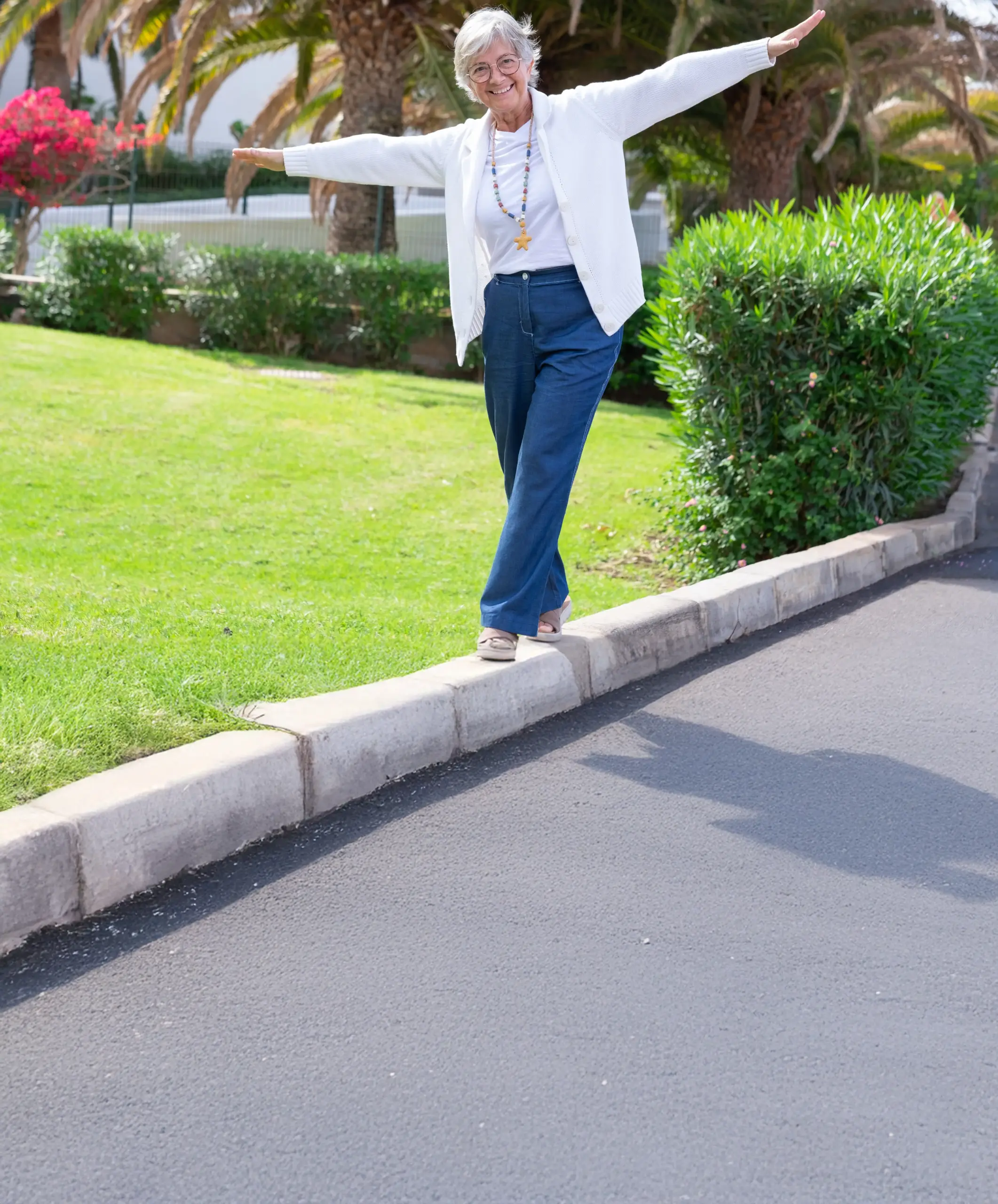 happy-senior-woman-balances-on-the-curb-outdoors-2026-03-11-00-54-06-utc copie Garanties Mobiho